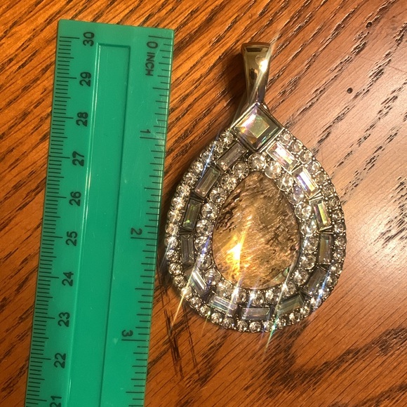 BEAUTIFUL New Premier Designs Gold Tone Pendant w/Wide Magnetic Closure Clasp - Picture 12 of 17